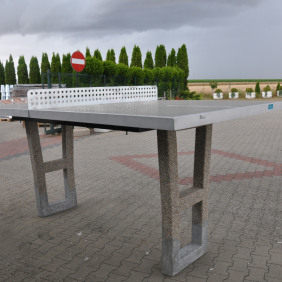 Betonowy stół do gry w tenisa
