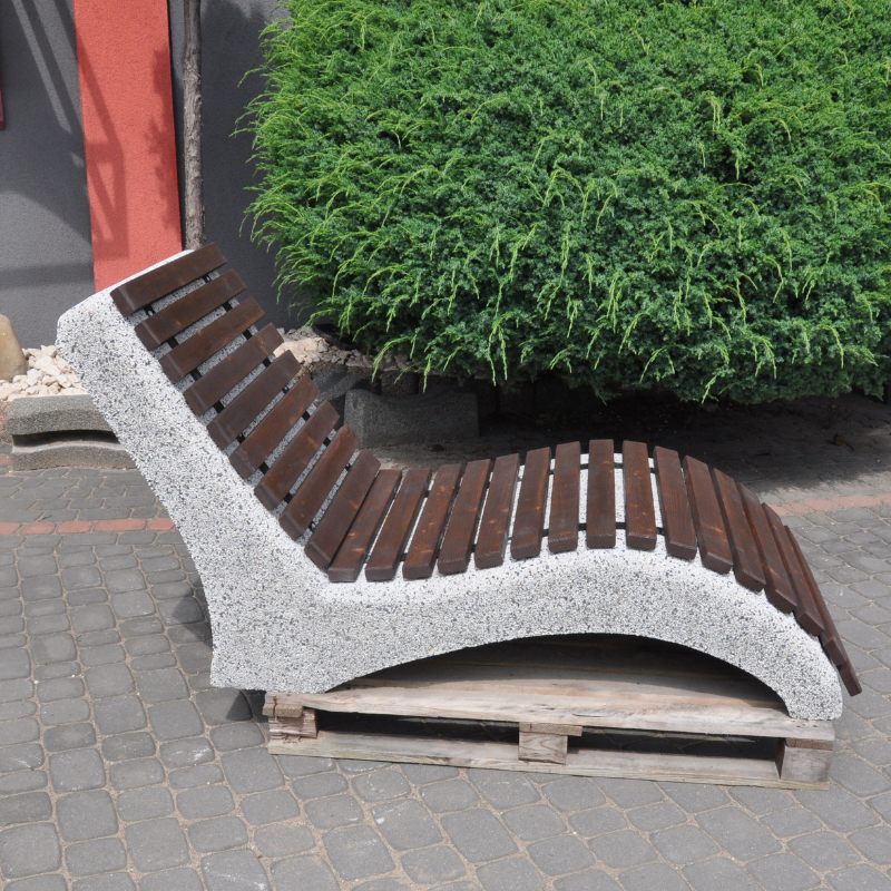 Leżak betonowy z listwami